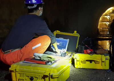 Amberg Technologies – Vermessung – Geomatik – Digitale Infrastruktur – Bahntechnik – Amberg Rail – Gleisvermessung – Gleisinspektion – Gleisdokumentation – Gleisgeometrie EN 13848 – Railway Track Survey – Railway Track As-Built – Railway Track Measurement – Track Measurement Trolley – Railway Track Alignment – Track Defects – Track Documentation – Track Cant Measurement – Track Gauge Measurement – Slab Track Adjustment – Slab Track Acceptance – Railway Tamping Measurement – Structural Gauging – Railway Track Clearance – Clearance Analysis – Dynamische Durchfahrtsräume – Dynamic Clearance – Dynamic Envelope – IMU – Inertial Measurement Unit – Tunnelbau – Amberg Tunnel – Tunnelvermessung & Monitoring – Tunnel Laser Scanning – Tunnelprofile – Tunnel Excavation Control – TBM – Drill and Blast – Shotcrete – Spritzbeton – Geophysik – Amberg TSP – Tunnel Seismic Prediction – Geological Forecasting – Fault Detection – Rock Mass – Impact Hammer – Continuous Forecasting – Digitale Zwillinge – Präzisionsmessung – Monitoring-Lösungen – Civil Engineering – Innovation im Untertagebau – High-Accuracy Surveying Systems