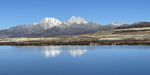 [Translate to German:] From the city of Kangding, you can see the top of the Yala Snow Mountain.